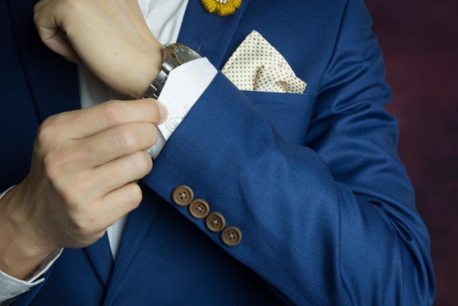 87結婚式二次会にふさわしいポケットチーフの色・折り方3